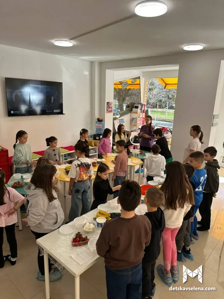 Деца приготвят десерти на кулинарна работилница в Детска Вселена, Варна