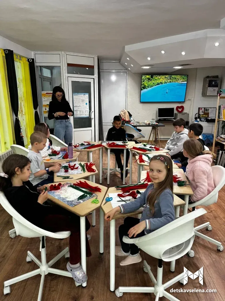 Деца изработват цветя на арт работилница в Детска Вселена, Варна