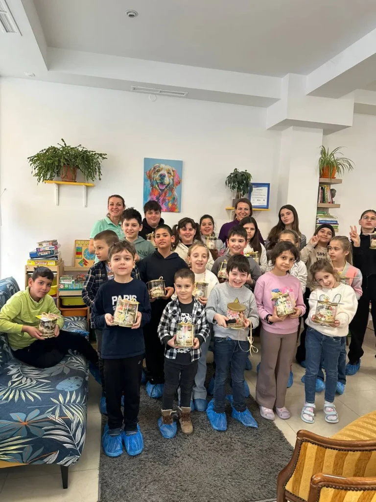 Деца с торти от кулинарна работилница в Детска Вселена, Варна