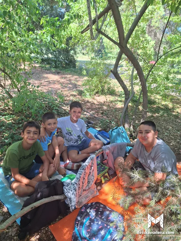 Почивка под дърветата в Екопарк Варна след водната битка – Зелено училище 2026