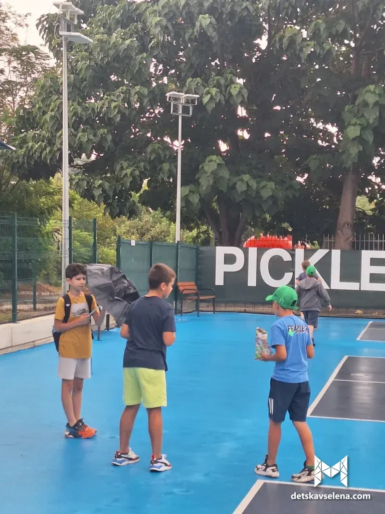 Децата на корта в Pickleball Park Varna – Зелено училище 2026